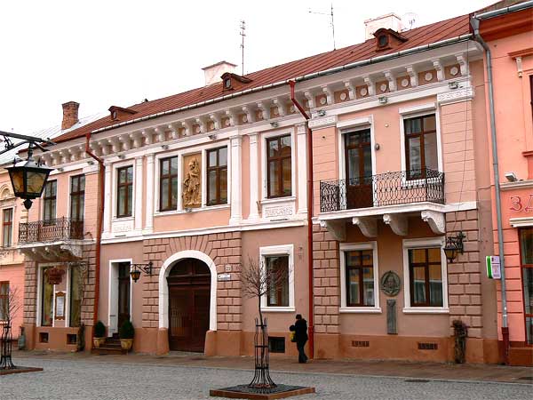 chernivtsi-vulytsia-kobylianskoi