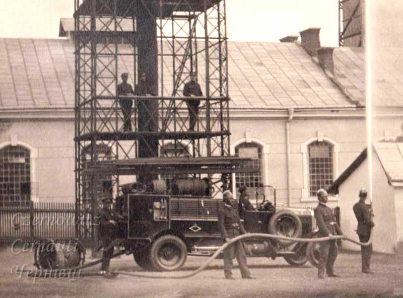 chernivtsi-pershi-pozhezhnyky-u-chernivtsiakh-vozyly-vodu-na-firakh