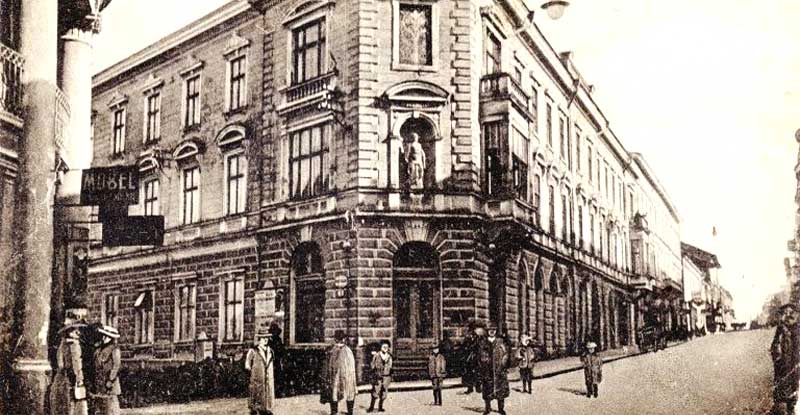 На Панській дізнавались останні новини та світські плітки