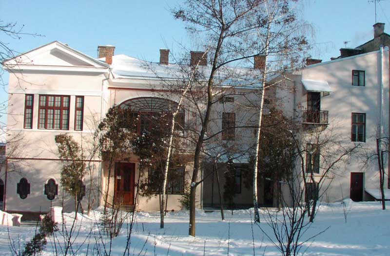 Одна з найвишуканіших вілл у Чернівцях: історія будинку з кришталевими вікнами