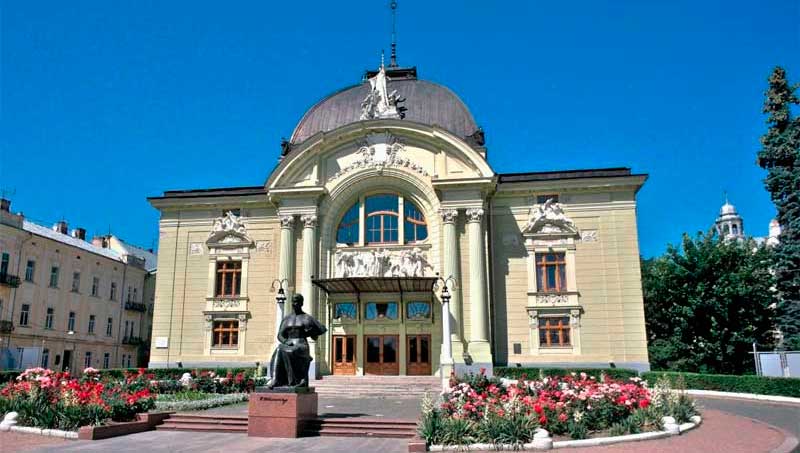 chernivtsi-teatralna-ploshcha