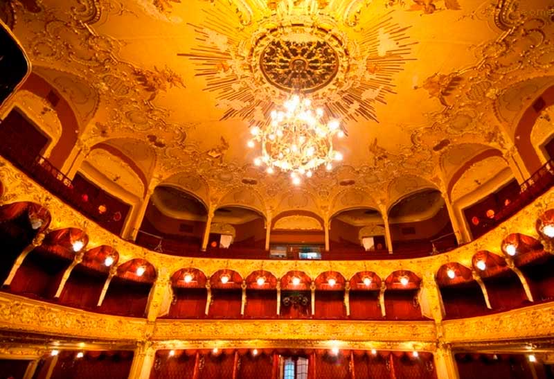 chernivtsi-teatralna-ploshcha