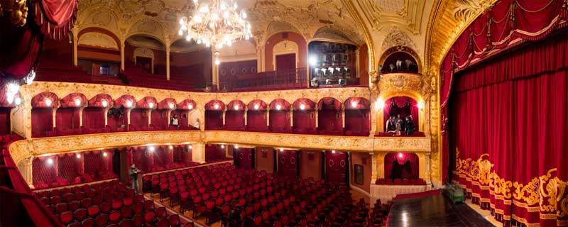 chernivtsi-teatralna-ploshcha