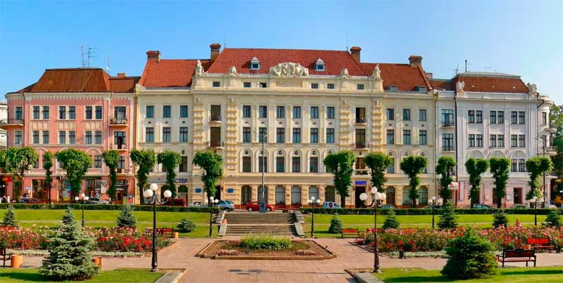 chernivtsi-teatralna-ploshcha