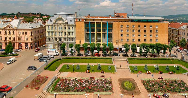 chernivtsi-teatralna-ploshcha