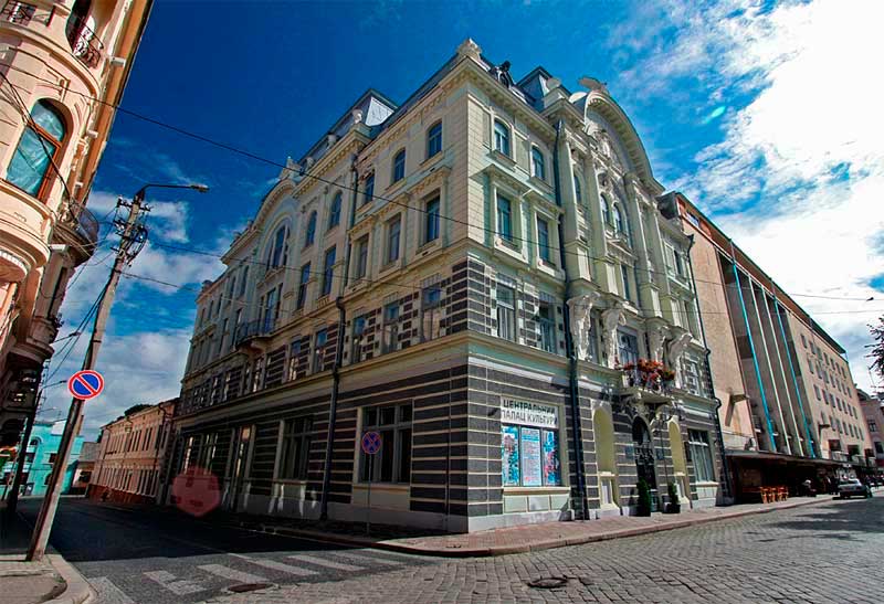 chernivtsi-teatralna-ploshcha