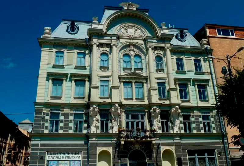 chernivtsi-teatralna-ploshcha