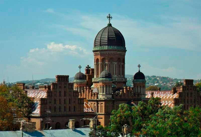 chernivtsi-seminarska-tserkva-trokh-sviatyteliv