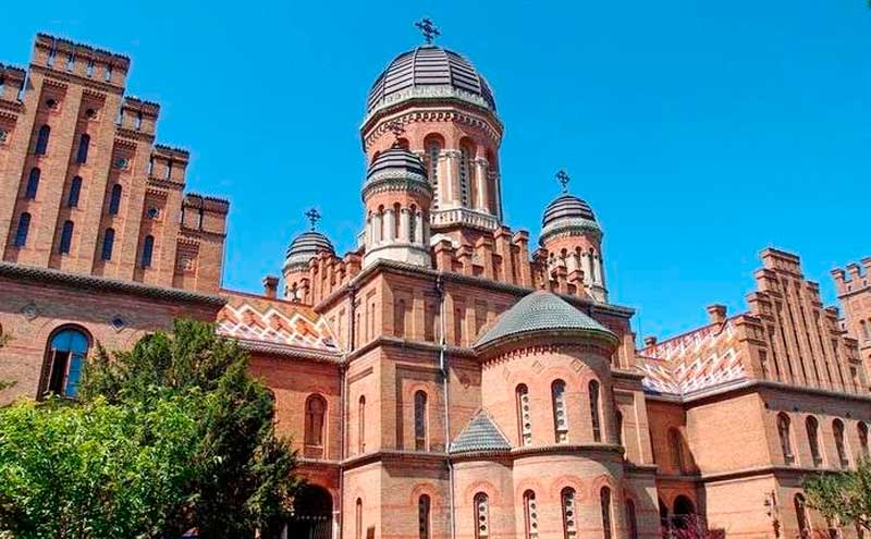 chernivtsi-seminarska-tserkva-trokh-sviatyteliv