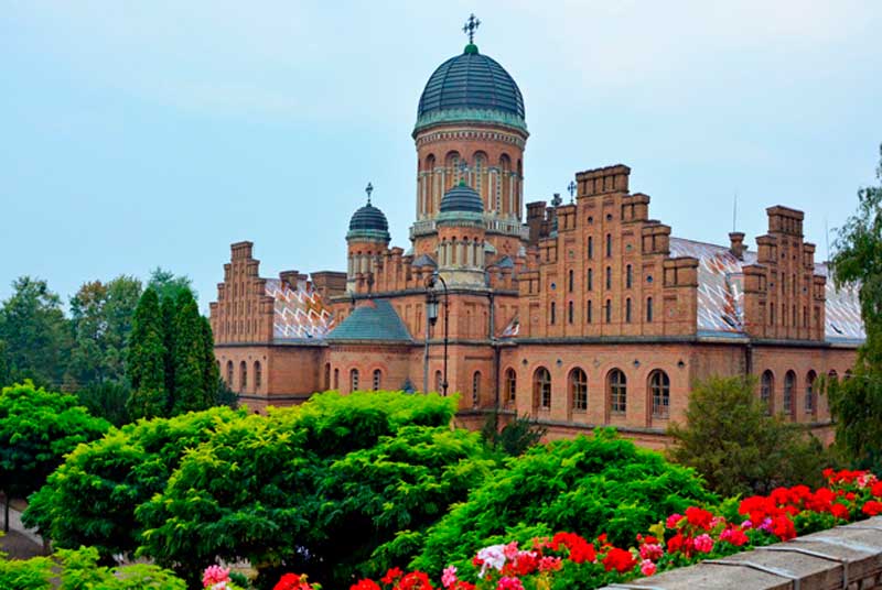 chernivtsi-seminarska-tserkva-trokh-sviatyteliv