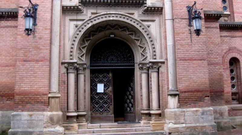 chernivtsi-seminarska-tserkva-trokh-sviatyteliv