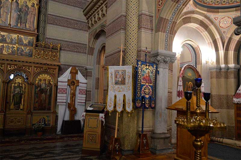 chernivtsi-seminarska-tserkva-trokh-sviatyteliv