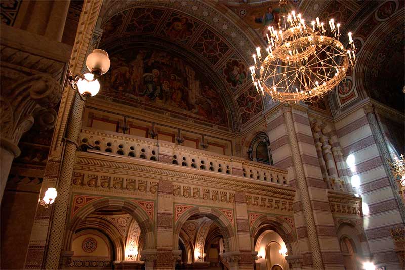 chernivtsi-seminarska-tserkva-trokh-sviatyteliv