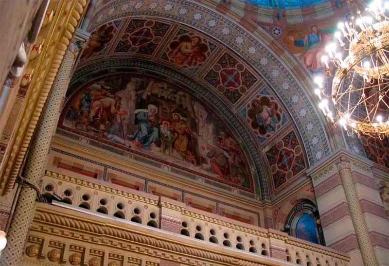 chernivtsi-seminarska-tserkva-trokh-sviatyteliv