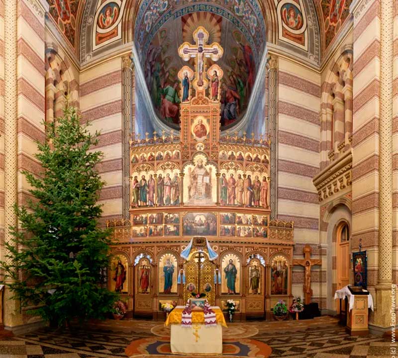 chernivtsi-seminarska-tserkva-trokh-sviatyteliv