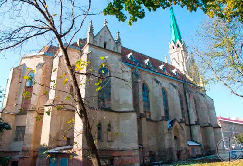 chernivtsi-kostel-prechystoho-sertsia-isusa